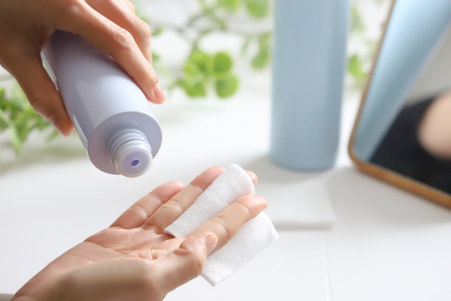 化粧水をコットンにつける