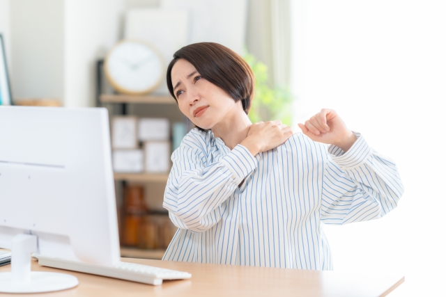 肩こりに悩む女性