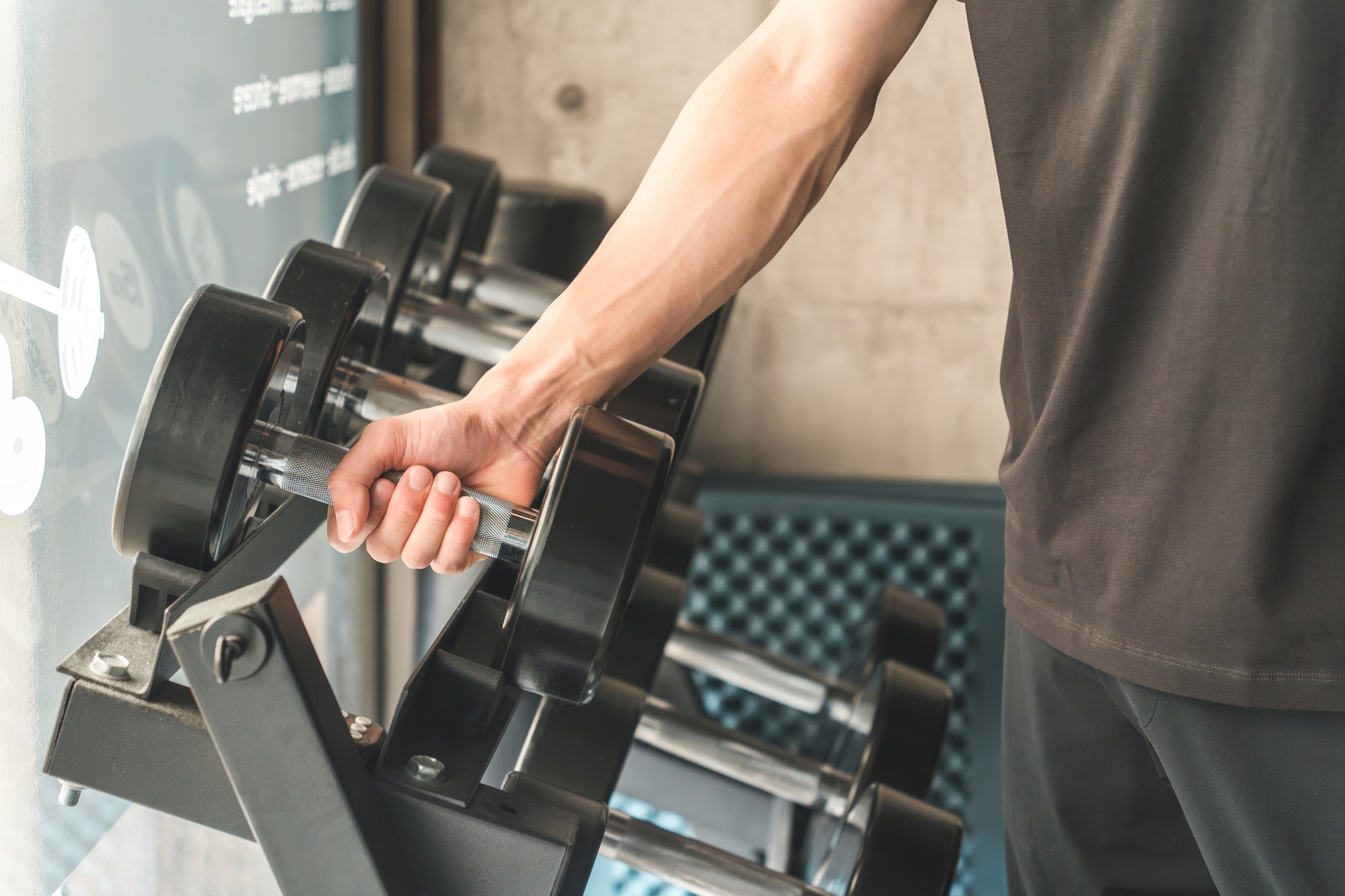 トレーニング後に首や肩を気にする様子